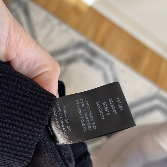 Good American The Off Shoulder Ribbed Knit Sweater Pullover in Black 0 NWOT - Picture 8 of 10